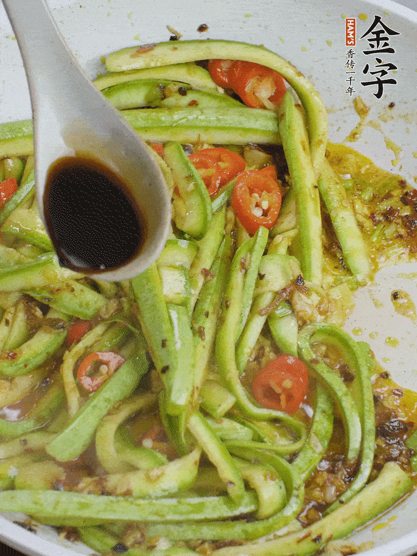 下西葫蘆，加1勺生抽、半勺蠔油、辣椒圈翻炒至斷生。