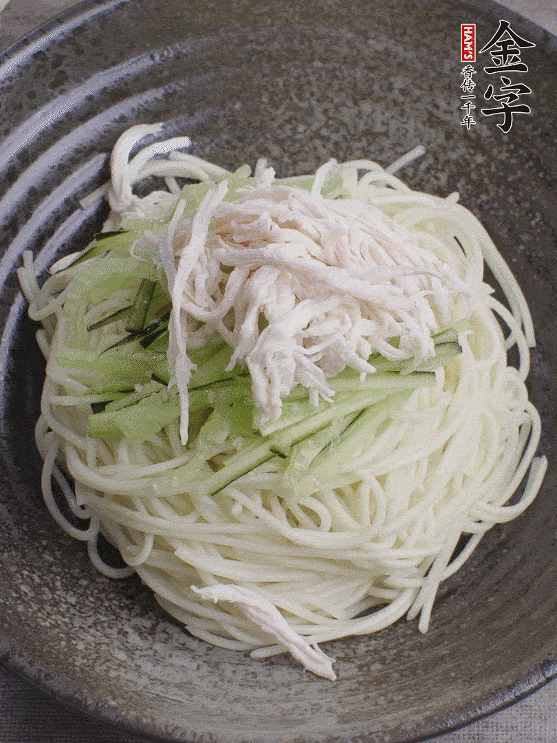 堿水面（熟）倒入大碗中，鋪上黃瓜絲、雞絲。