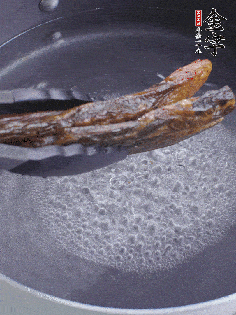 金字醬油肉水煮15分鐘，切薄片。