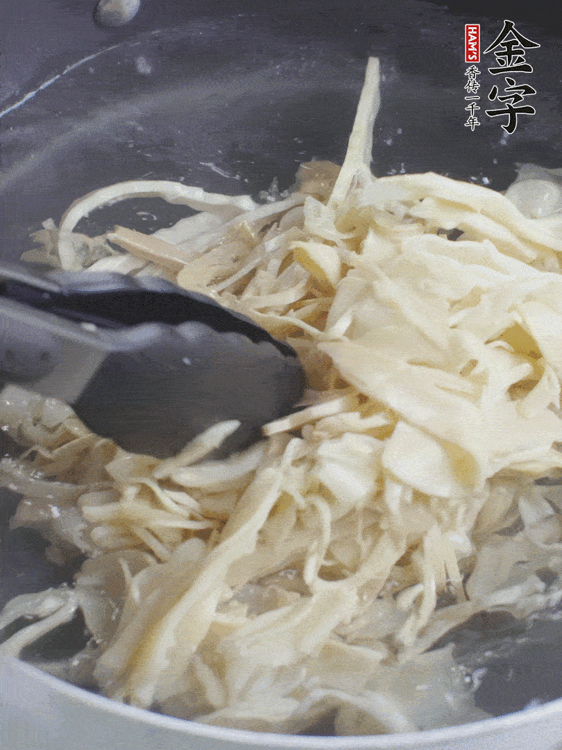 糯米筍焯水1分鐘，過涼水，擠干水份。