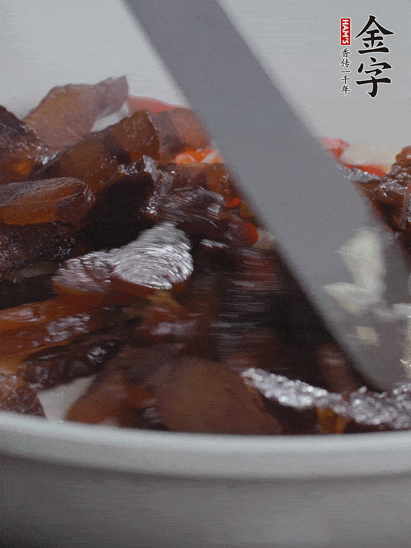 下醬油肉，煸出油脂。