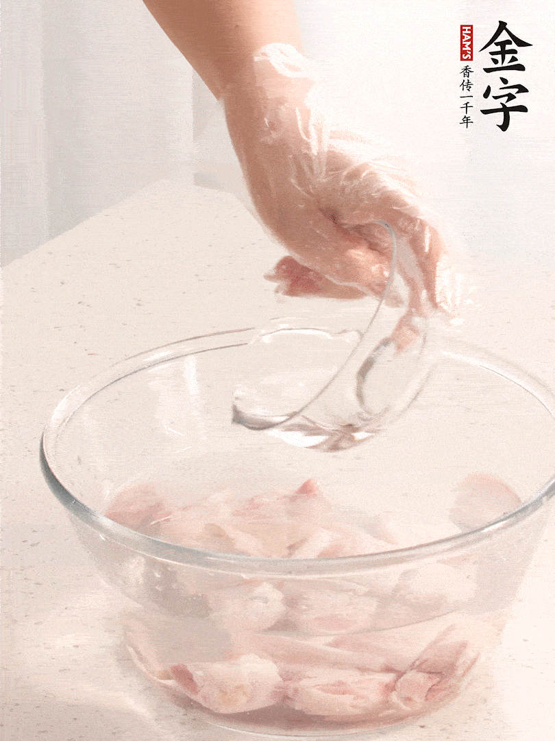 豬蹄除去雜毛、刮去油膩，斬成大塊，冷水浸泡半小時出血水，冷水下鍋，放入姜片、醋去腥，水燒開大約2分鐘，撈出。（白醋能夠讓豬蹄更白凈）