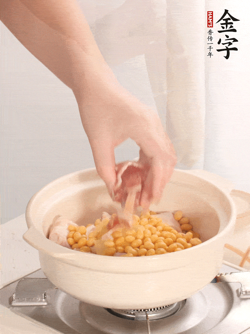 湯鍋放入豬蹄、姜片，加入黃豆、火腿，倒入足量的清水、適量料酒。