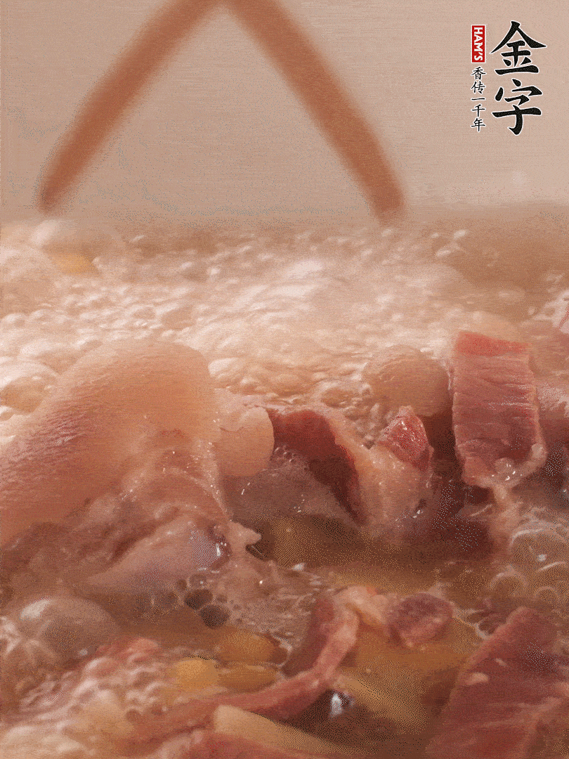 大火將水煮開后，蓋上鍋蓋，轉小火慢燉1個半小時。