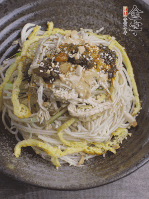 撒上花生碎、白芝麻、蔥花。