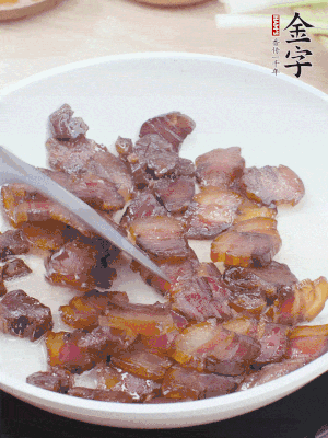 熱鍋少油，醬油肉煸出油脂，盛出。