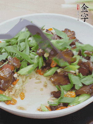 倒蒜葉翻炒均勻。