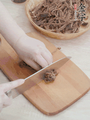 干茶樹菇浸泡過夜，去老根焯水，擠干水份。