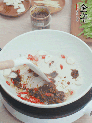 熱鍋涼油，姜蒜、辣椒、金字火腿xo醬炒香。