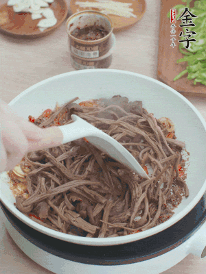 下茶樹菇煸炒4分鐘。