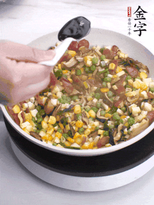 加2勺生抽、1勺蠔油、半勺老抽調(diào)味。