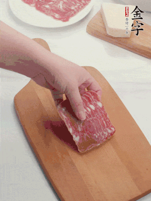 金字培根火腿改刀切小片；白洋蔥切??；新鮮豌豆剝殼。