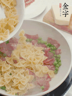 1小勺鹽調(diào)味，混合一起燉煮一下。