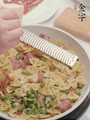 收汁后加入帕爾瑪芝士、歐芹碎和檸檬汁。