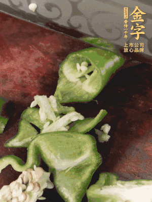 辣椒洗凈斜切成段，蒜切片。