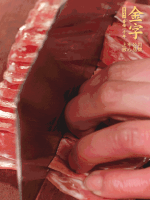 金字蒸炒火腿對半改刀。