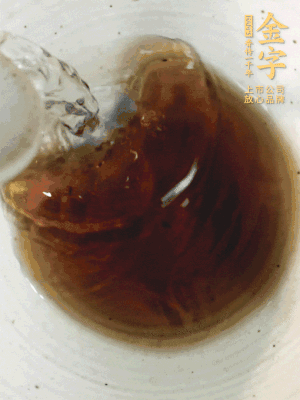 黃酒中加清水、蒸魚(yú)豉油、白砂糖混合均勻。