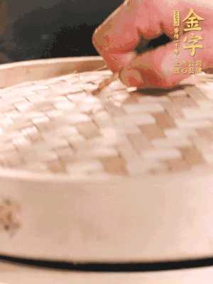 醬鴨半只加姜片、蔥、黃酒上鍋蒸20分鐘。