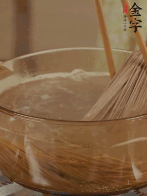 水開后下蕎麥面，煮2分鐘后過涼水備用。