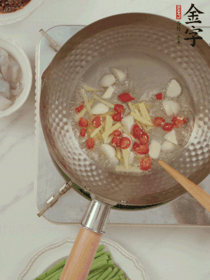 油7成熱時，下大蒜粒、姜絲、小米辣煸香。