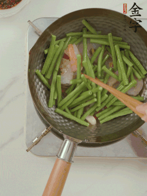 下掰好的缸豆段翻炒，略燜煮。