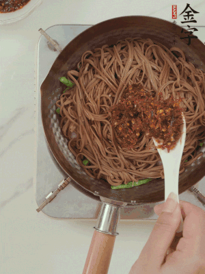 下蕎麥面，淋上少許醬油，加2勺金字火腿大師醬略翻炒即可。