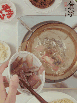 魷魚熱水下鍋，焯水備用。