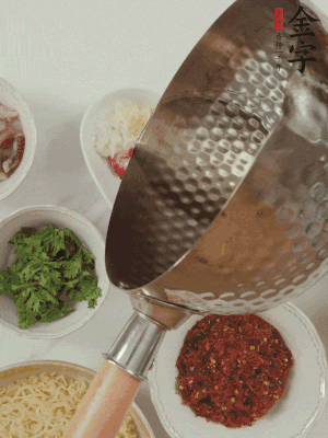 蒜末、小米辣、芝麻淋上熱油。