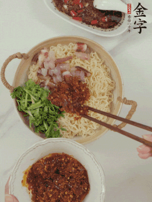 在面上鋪魷魚、香菜、金字火腿大師醬。