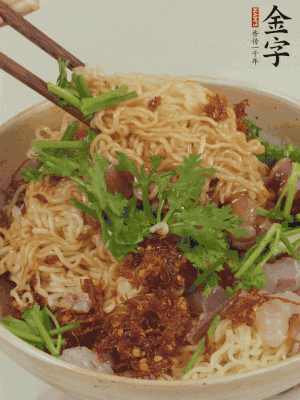 倒上醬汁攪拌均勻即可。