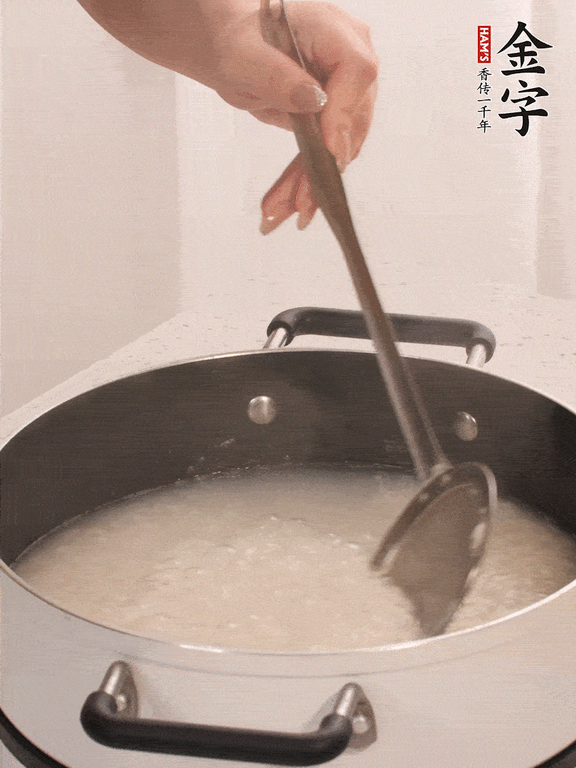 香菇、土豆、胡蘿卜、金字土香腸切小塊。