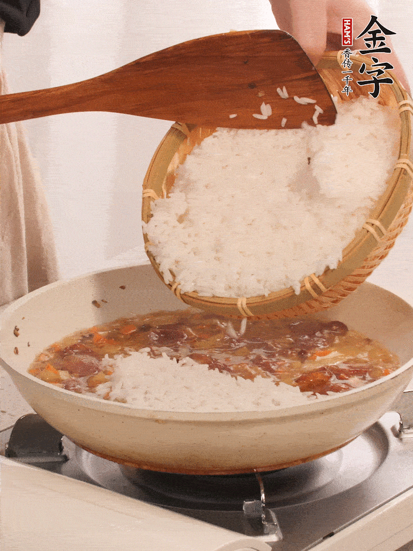 熱鍋燒油，香腸煸出油，加姜片去腥，加土豆、胡蘿卜、香菇翻炒到半熟，隨后加豆角、2小勺鹽、1大勺生抽，煸炒均勻。