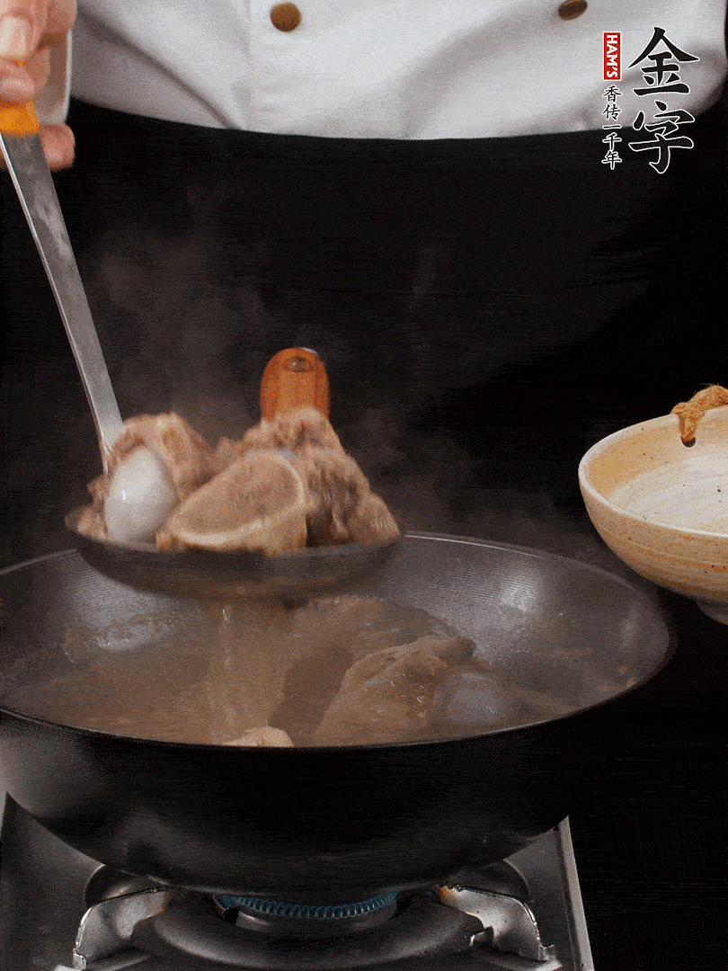 大筒骨清水浸泡30分鐘，中途換水2-3次。冷水下鍋，加姜片、料酒焯水，撇去浮沫。