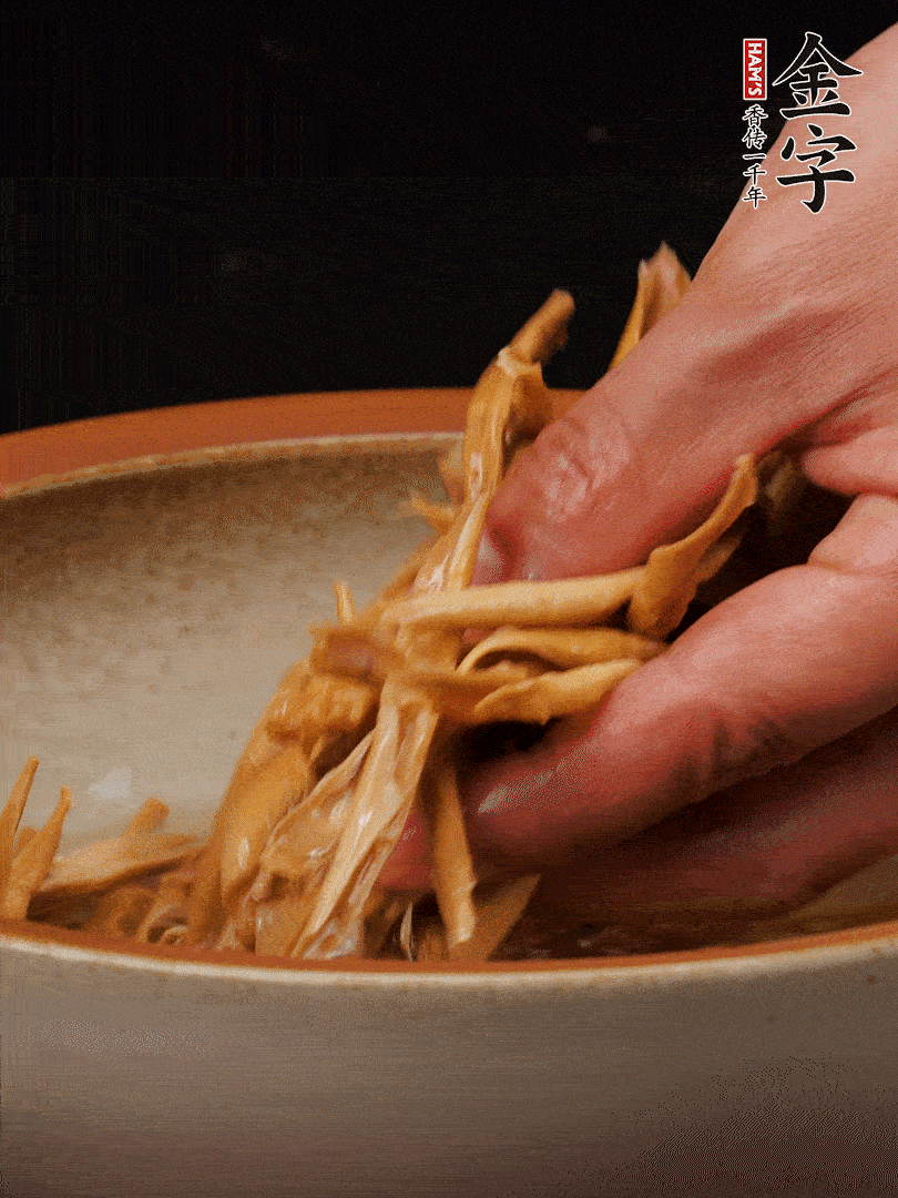 農家土筍尖提前泡軟，用刀劃成細絲，這樣會更加入味。