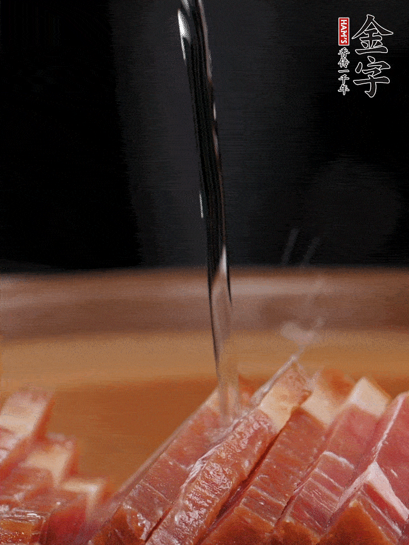 金字火腿切片，放入溫水中泡10分鐘，金字土香腸斜切成片。千張切成細條。