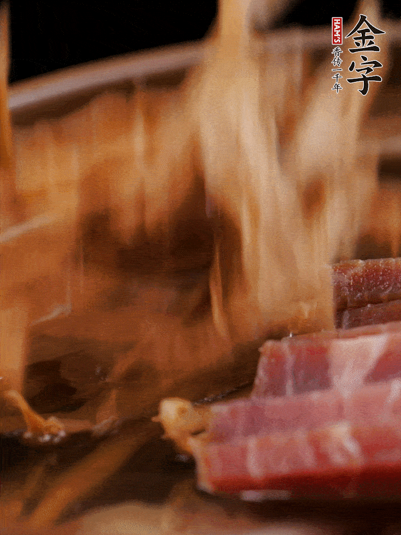 大筒骨、金字火腿、姜片、黃酒一起放入砂鍋，加筍干燉煮40分鐘。（如果家里有高壓鍋，用高壓鍋把高湯壓出來更鮮濃。）