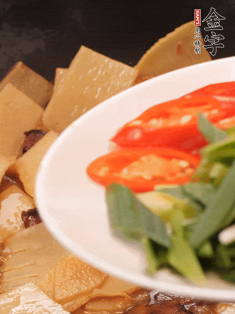 少許料酒增香，下蒜白、青紅辣椒略微翻炒