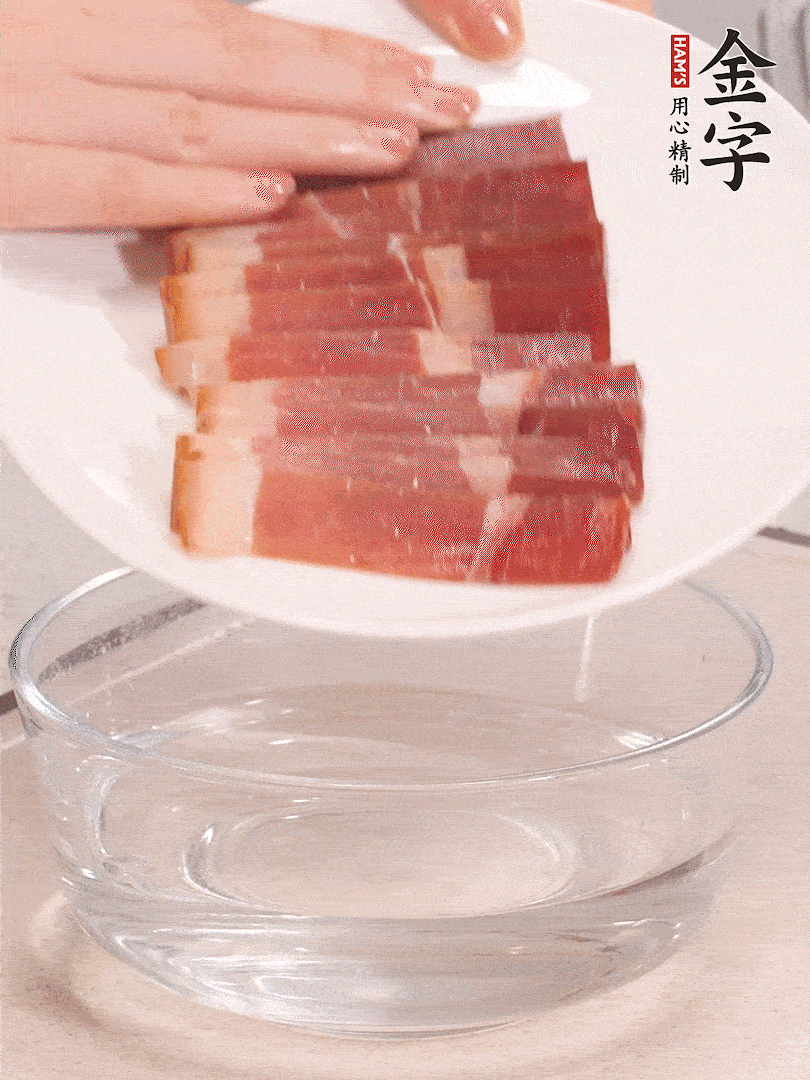 鴨腿冷水下鍋，加姜片、料酒焯水