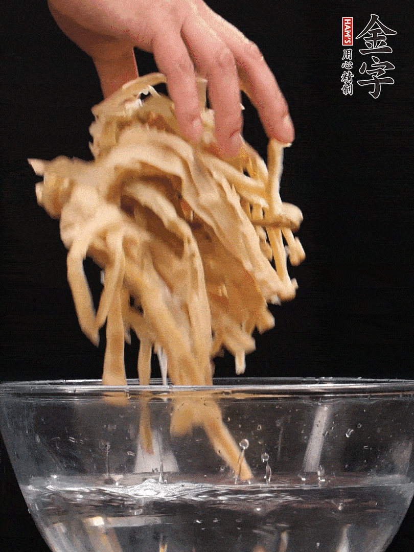 天目山筍干1把，清洗表面鹽分，用手撕成長條