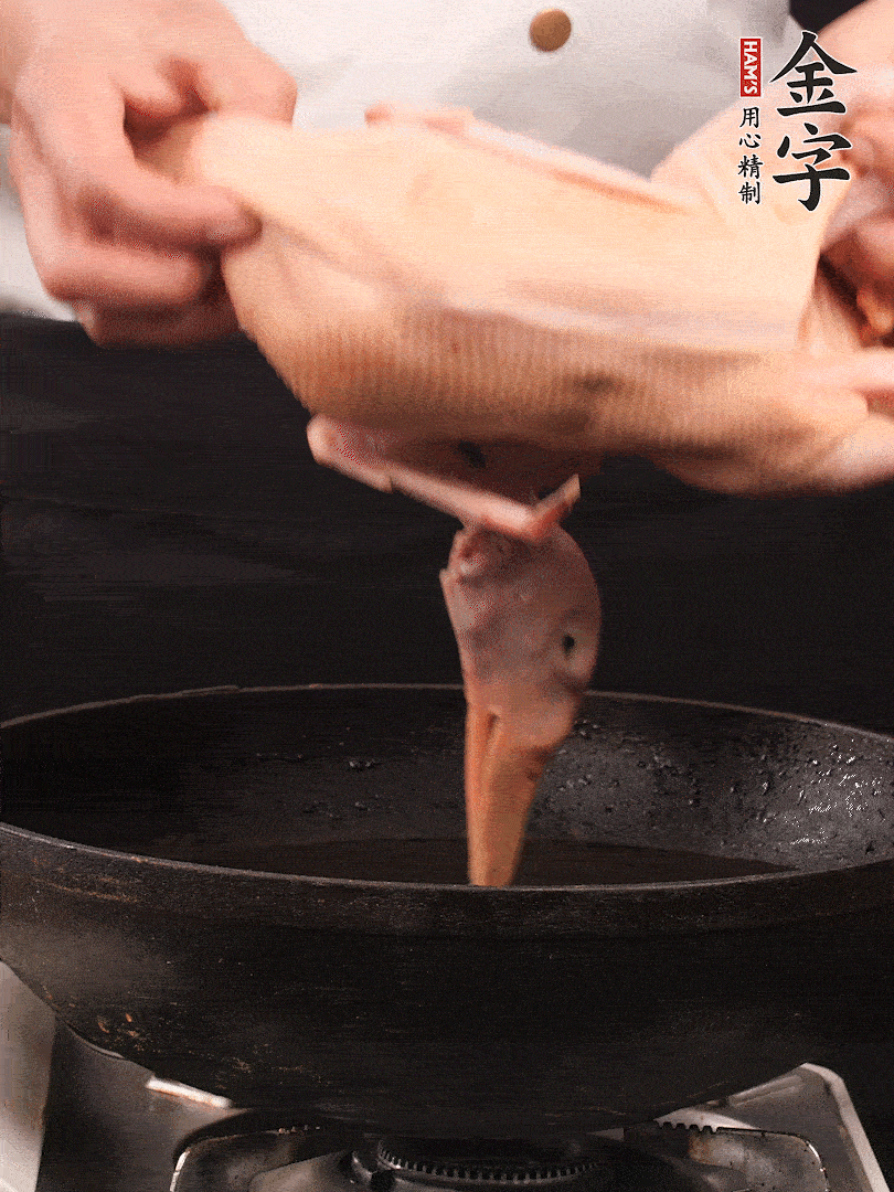 處理干凈的老鴨1只，黃酒小半碗，姜幾片，一起放入冷水，煮沸焯水3分鐘，去除血沫