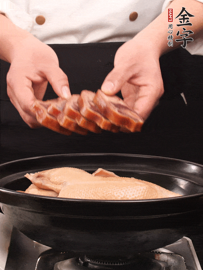 老鴨、金字火腿蹄片、筍干、姜片、蔥結，清水沒過鴨身2cm，加黃酒小半碗