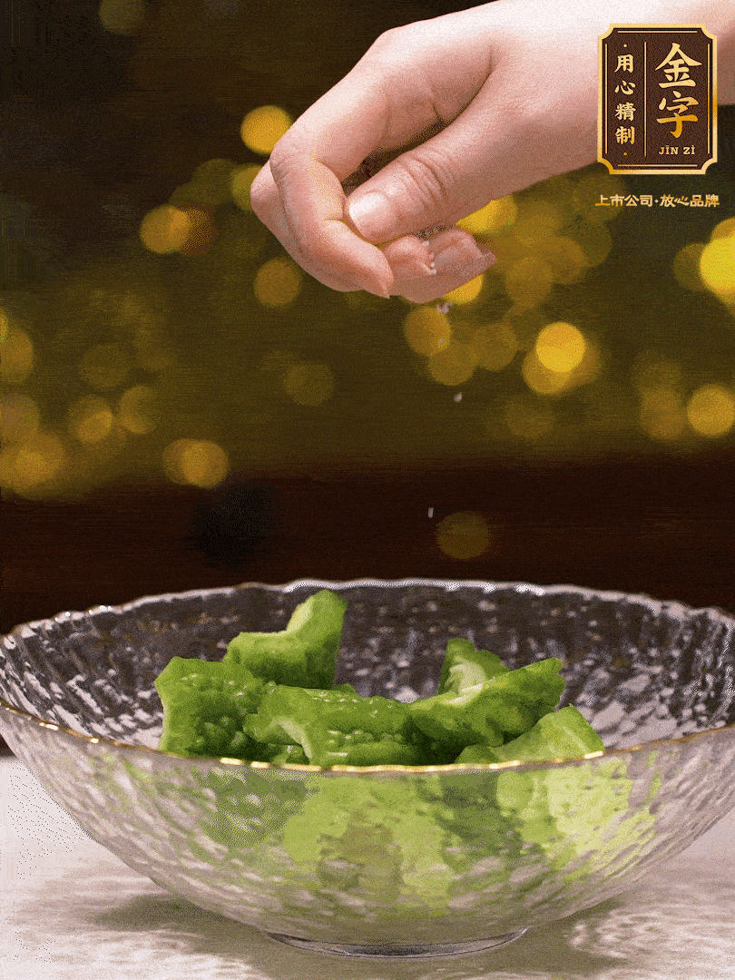 處理好的苦瓜切段（5cm），加點鹽鹽腌一下，去除一下苦味