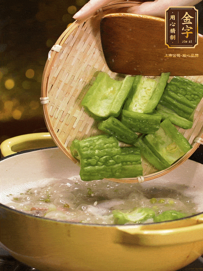 最后在放苦瓜燒開，放一點點調味糖，燉煮20分鐘