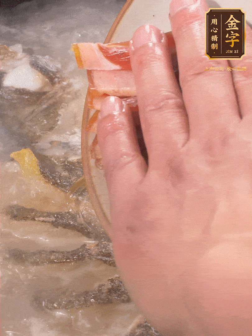 將煎好的魚，倒入三大碗開水。大火煮開后放入1個蔥結、2片姜片和1勺料酒和火腿片