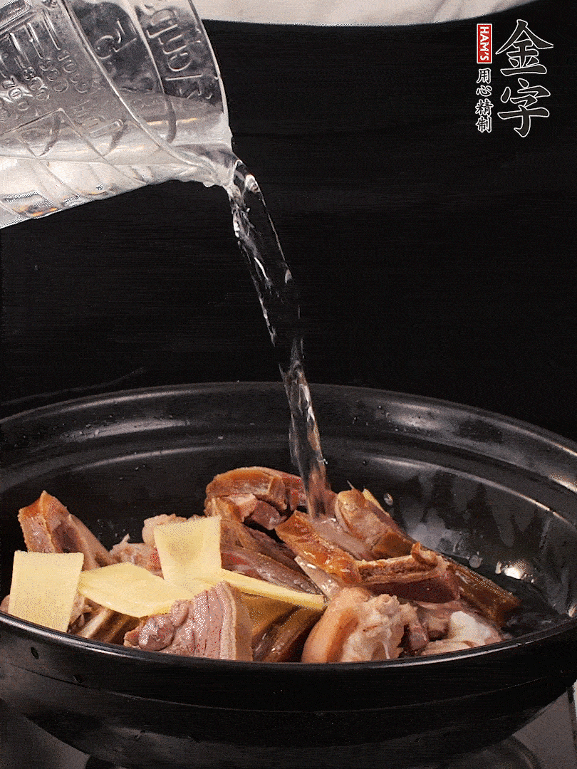 火腿、豬腳放到大砂鍋里，黃酒提鮮，蔥姜去腥，加2kg純凈水沒過食材。水一定要放足，中途最好不能加水