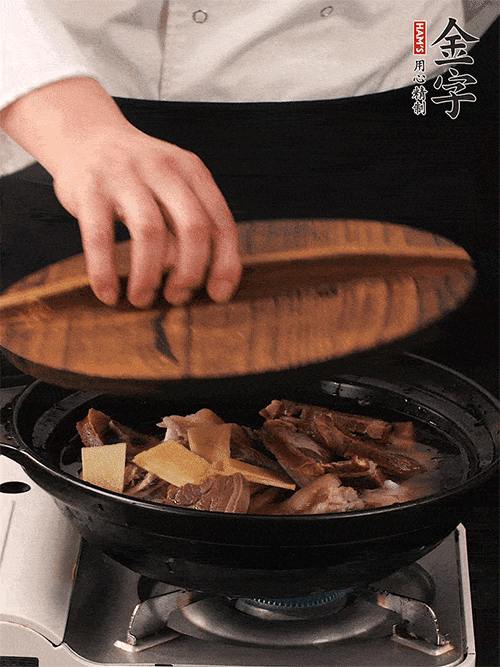 大火煮到沸騰后，轉中小火慢燉1個半小時。