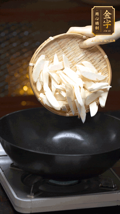 油至5成熱，下茭白塊翻炒，慢慢煎炒至表面微微焦黃