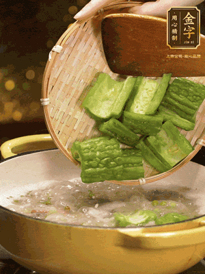 倒入熱水，和泡開的綠豆（連水）和火腿片，大火燒開燉一個小時