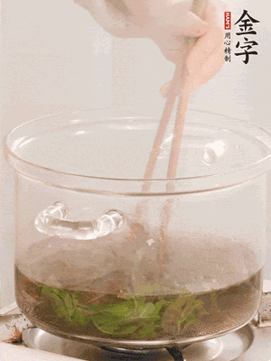 香椿焯水，變色后撈出，切成小段