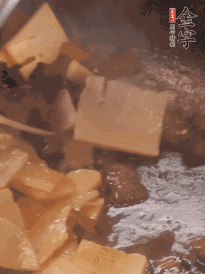 熱油起鍋，下醬油肉煸炒出香味